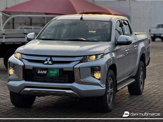 MITSUBISHI L200 TRITON 2.4 16V TURBO DIESEL SPORT HPE CD 4P 4X4 AUTOMÁTICO MITSUBISHI L200 TRITON 2.4 16V TURBO DIESEL SPORT HPE CD 4P 4X4 AUTOMÁTICO